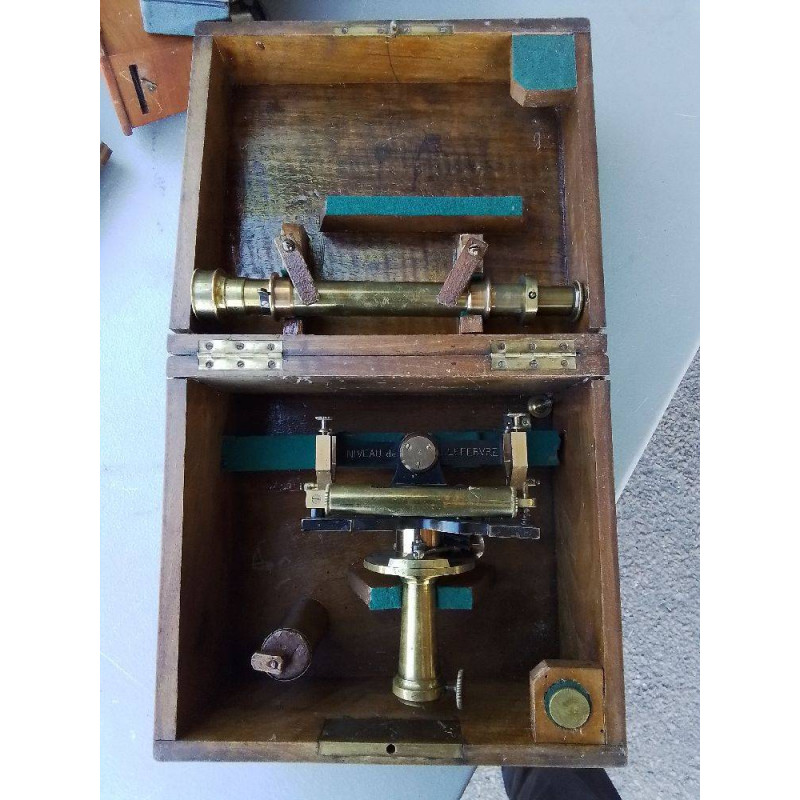 THEODOLITE EN COFFRET